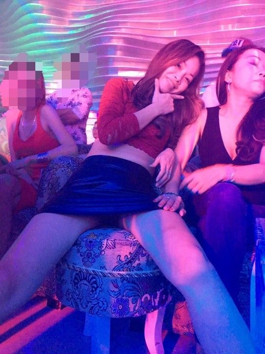 Thai bargirl show off her pussy