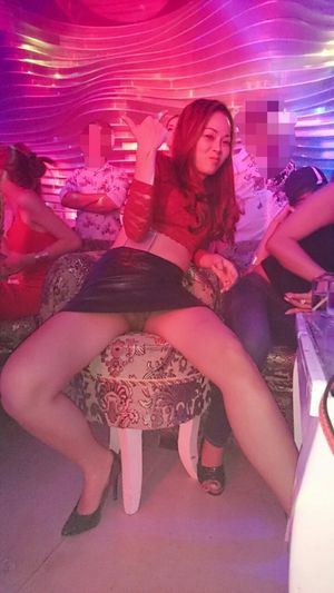 Thai bargirl show off her pussy