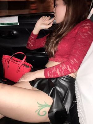 Thai bargirl show off her pussy in Taxi way back home