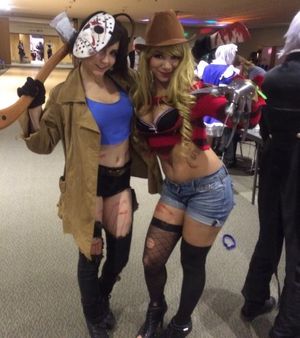 Cosplaying Amateurs of Alabama FireCracker with the real Freddy Krueger två sluts tonåring amatör prostittes klyvning stora bröst- SGB tteen