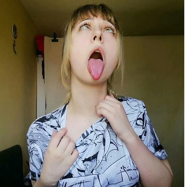 Ahegao in her ahegao shirt.