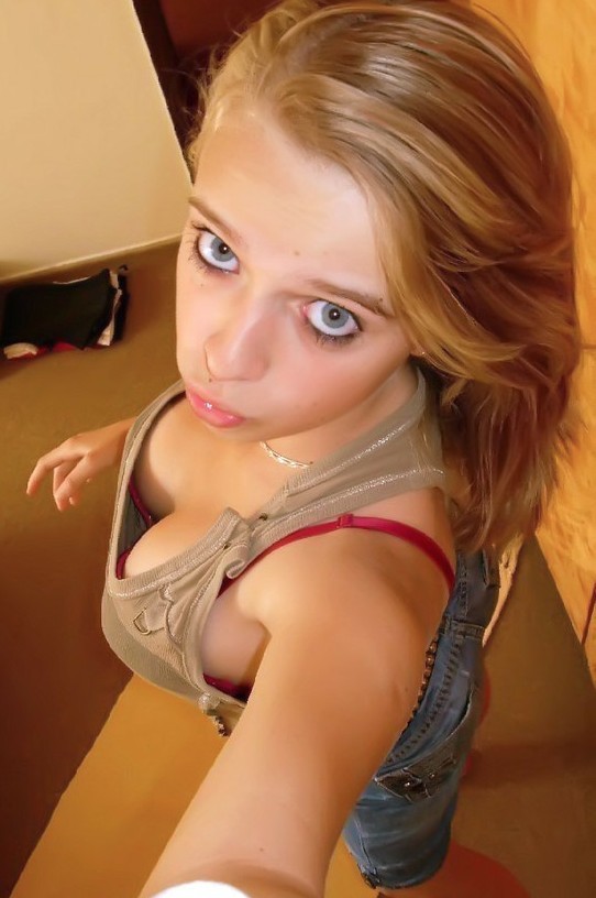 She tried to get a pic of her ass but ended up with this
