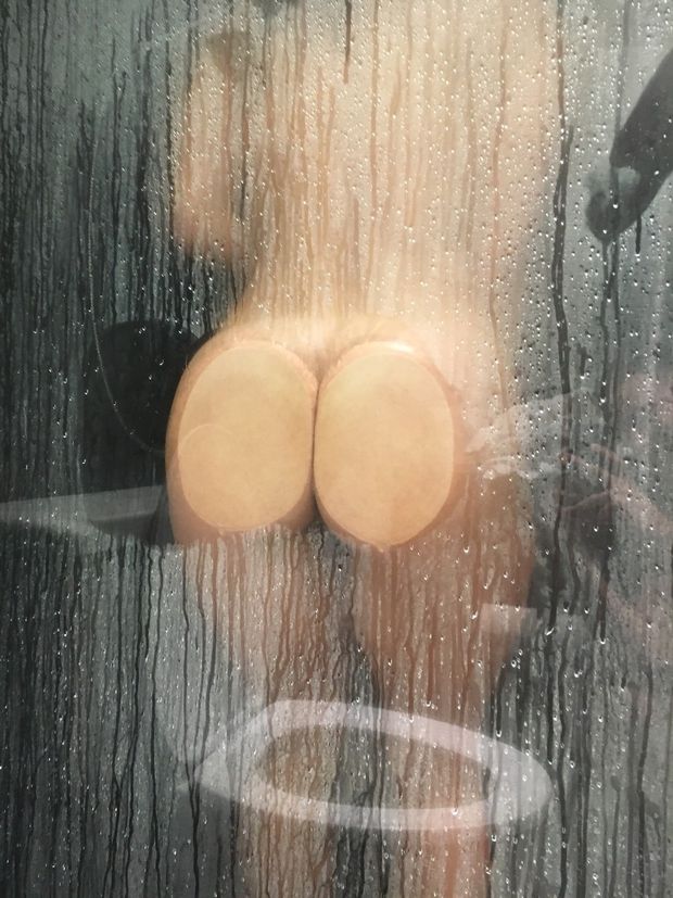 Big ass amateur in shower