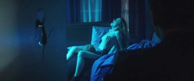 Zoey Deutch Sex Scene from ‘Vincent n Roxxy’