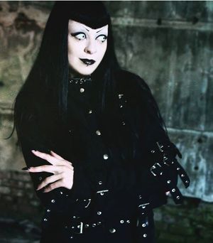 Little Billy The Drug Addict gives craziest eyes in the galaxy Mujer gótica pálida en maquillaje goth pesado y botones. - SGB gothh zxzx