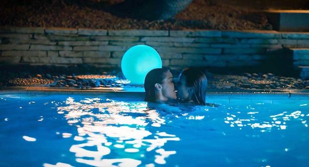 Janet Montgomery & Emma Roberts Lesbian Kiss from ‘In a Relationship’