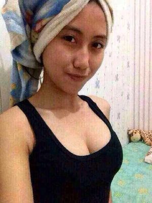 toketnya tante manis berjilbab montok dan padat berisi