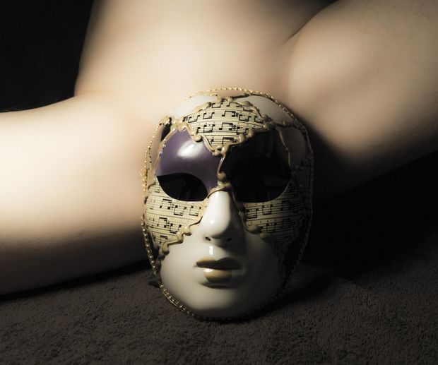 A gift hidden behind a Venetian mask. (My profile)