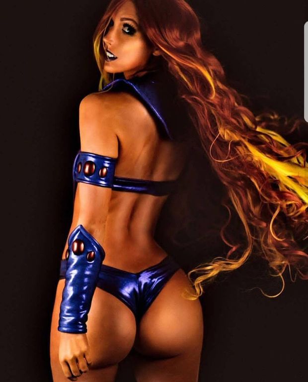 Starfire Cosplayer