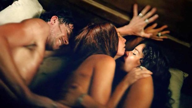 Jessica Parker Kennedy Threesome Sex with Clara Paget in ‘Black Sails’