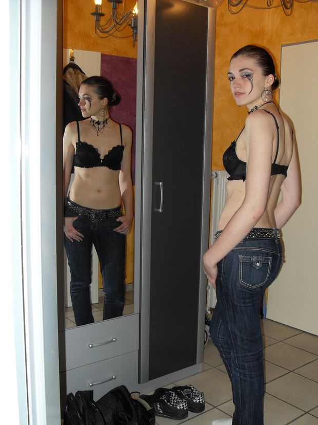 Akascha german webslut posing
