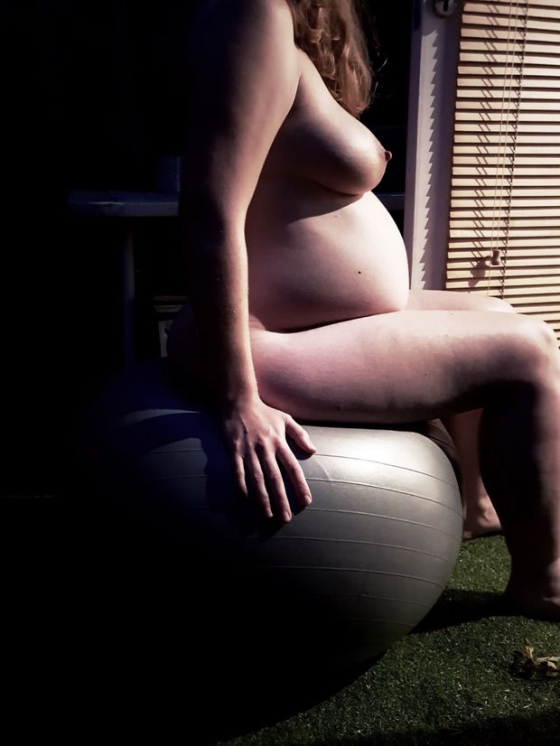 pregnant sitting naked on exercise ball