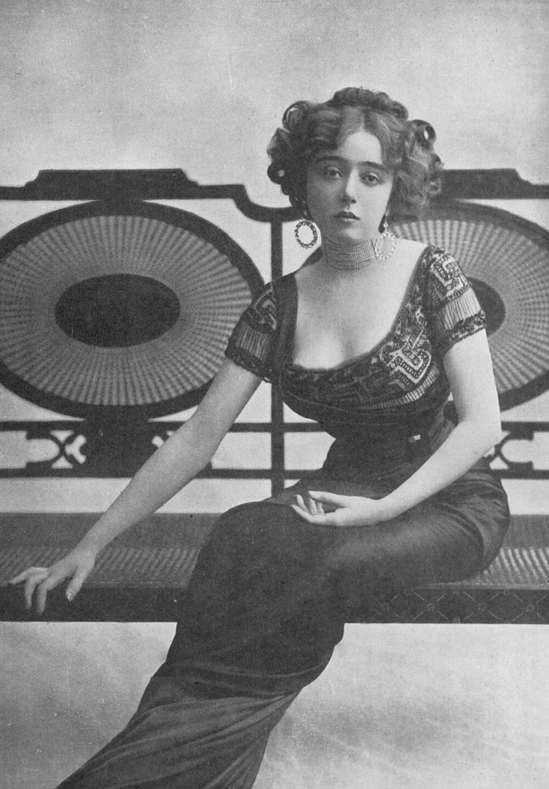 Actress May de Sousa, 1909