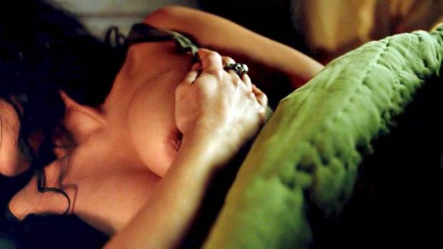 Jessica Parker Kennedy & Clara Paget Lesbian Scene from ‘Black Sails’