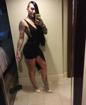 Curvy Goth Babe Genevieve Zitricki takes a selfie perfekt kroppskvinna tar Ljungqvist självgods alternativt gothmodell - SGB curvv gothh