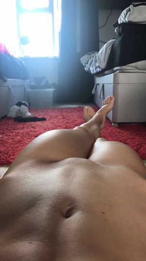 naked pussy with sexy legs barefoot