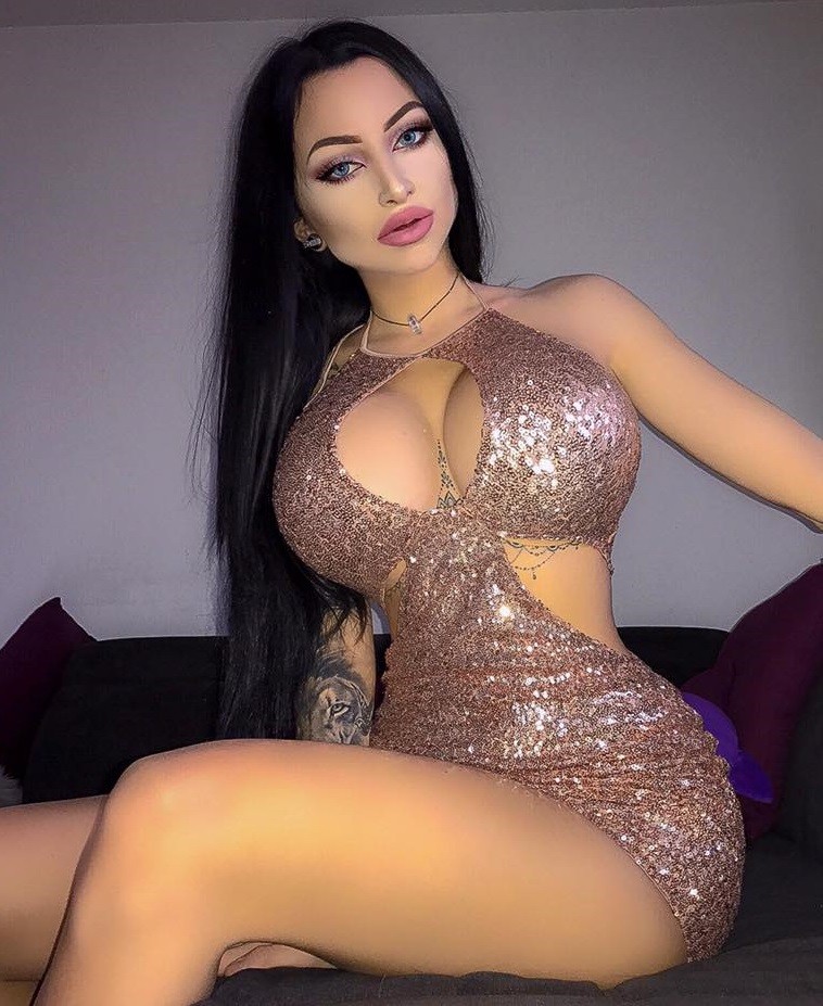 Jasmine Genocide the Alienator em um vestido de prata cinza brilhante não-nude bailey vestido trashy final dna amostras de provas- SGB curvv