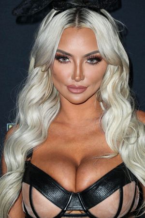Lindsey Pelas' tits