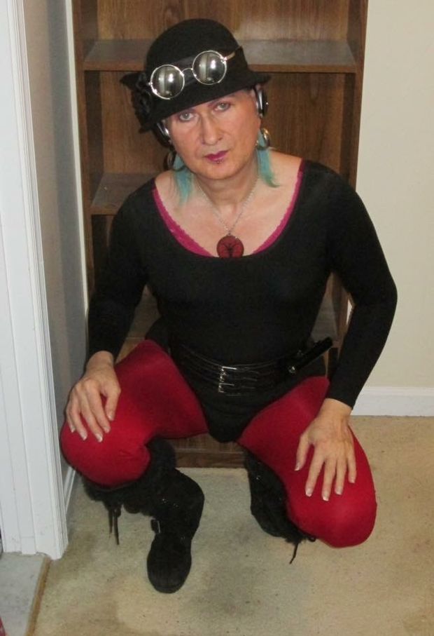 Your femboy hostess VyHuren.