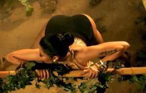 Nicki Minaj shaking it