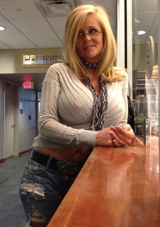 Busty Amatuer MILF Looking Hot