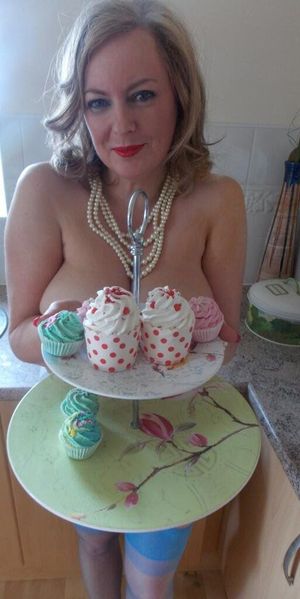 Annabel Courtesan Topless With Cupcakes