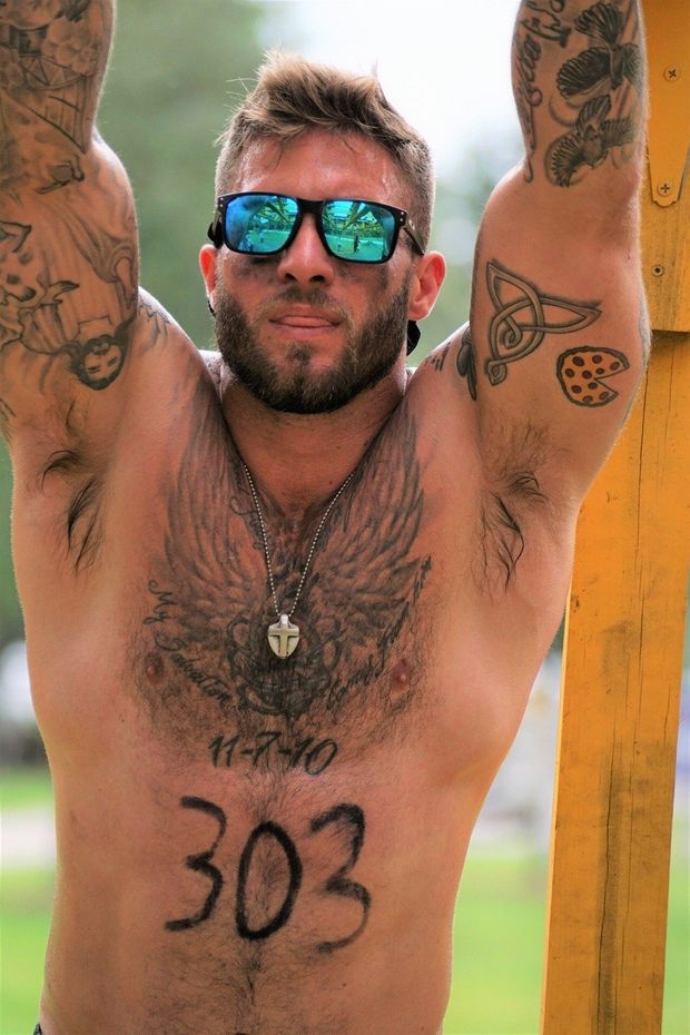Stunning hunk with delicious looking pits