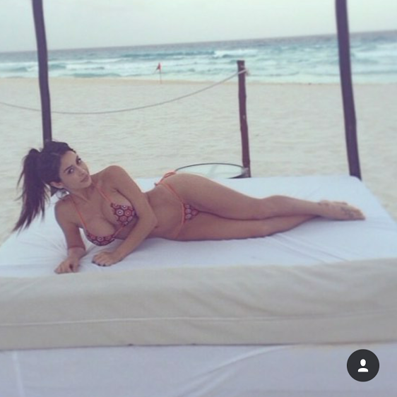 Curvy Bimbo On The Beach