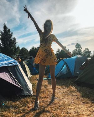 Une blonde bonne à baiser dans un festival