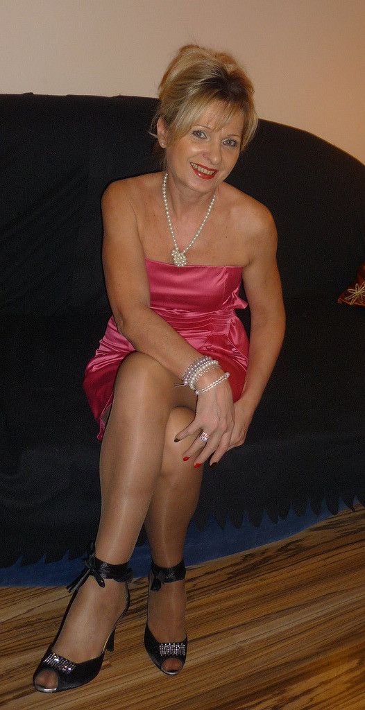 Gorgeous sexy milf