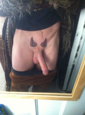 Ex gf got a dick selfy from a guy she fucked, pretty nice dick, too bad no pics of it in her mouth or pussy