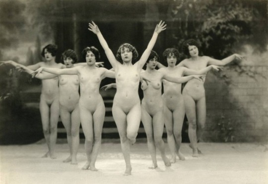Naked chorus line circa 1925.