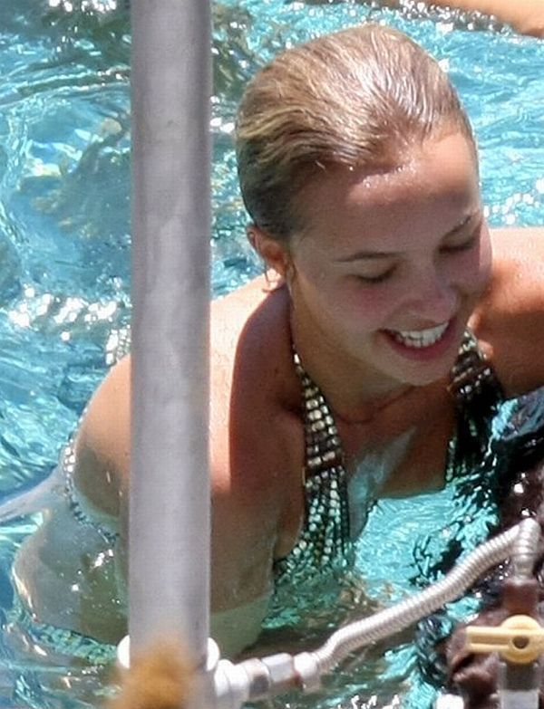 Hayden Panettiere Tit Slip In Pool