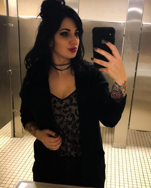 This chick is sexy!