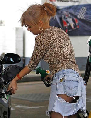 Lily Allen Torn Skirt Offers Glimpse Of Yellow Panties And Ass Cheeks