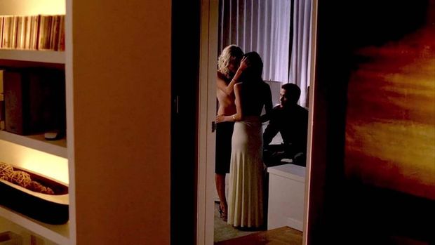 Emmanuelle Chriqui & Topless Malin Akerman Threesome Scene from ‘Entourage’