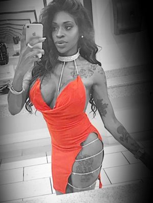 Ekrana Kafa Atan Kad In a Tight Dress