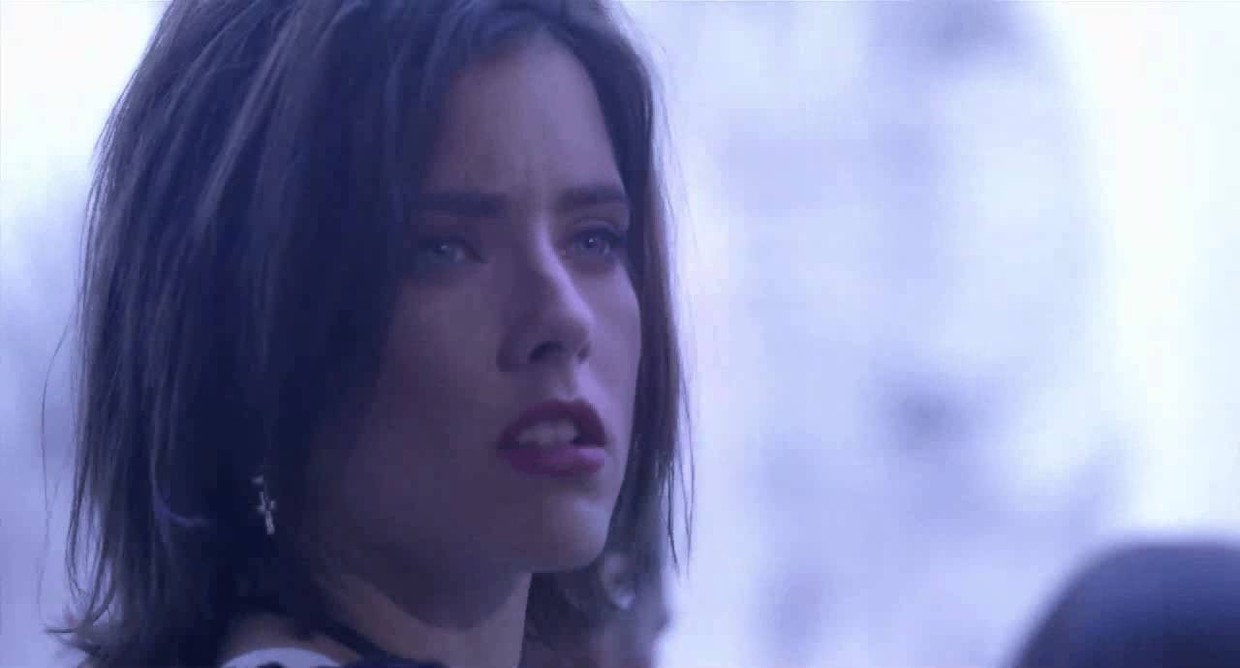 Téa Leoni as Julie Mott