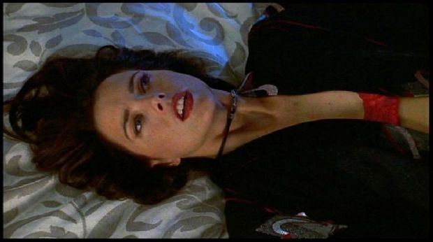Téa Leoni as Julie Mott