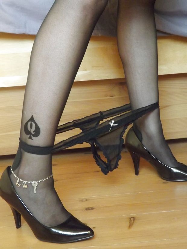 Naughty GF: Anklet (pics)