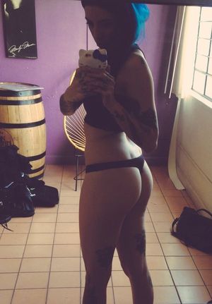 Altmodel takes a selfie of her ass