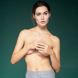 Karol Jaramillo topless hand bra