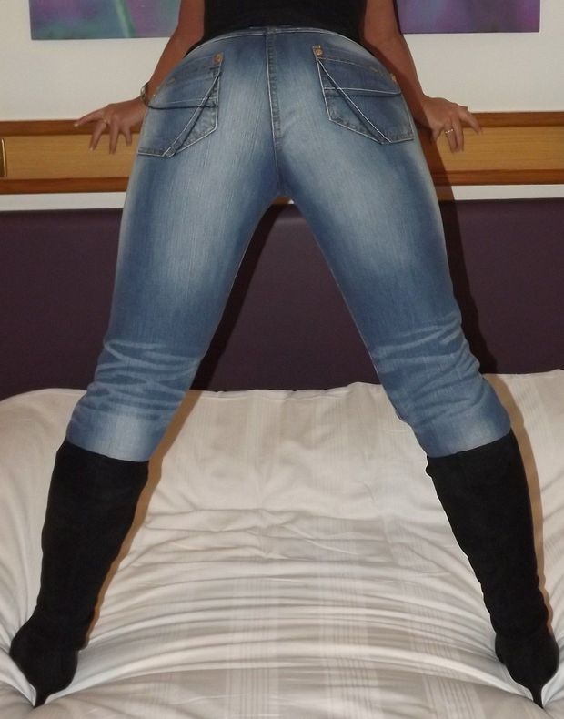 Julies tight ass in jeans