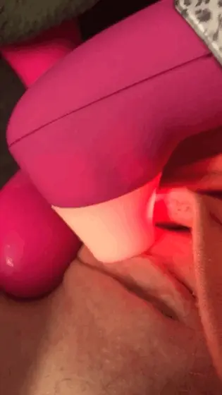 Redhead MILF wife fibring her clit with her favorite toy!