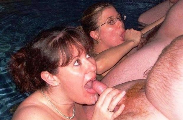 The mature lady on the left let him get ready in her sucking mouth. Mother and daughter do a blowjob together ♡♡♡