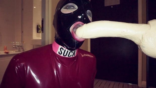 Latex Model Sissy Dildo blowjob