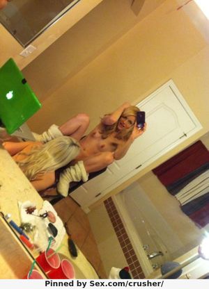 friend selfie while eating pussy