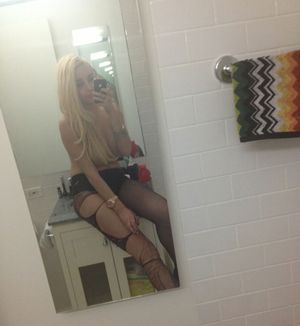 Amanda Bynes Re-Tweets Pics, This Time Topless