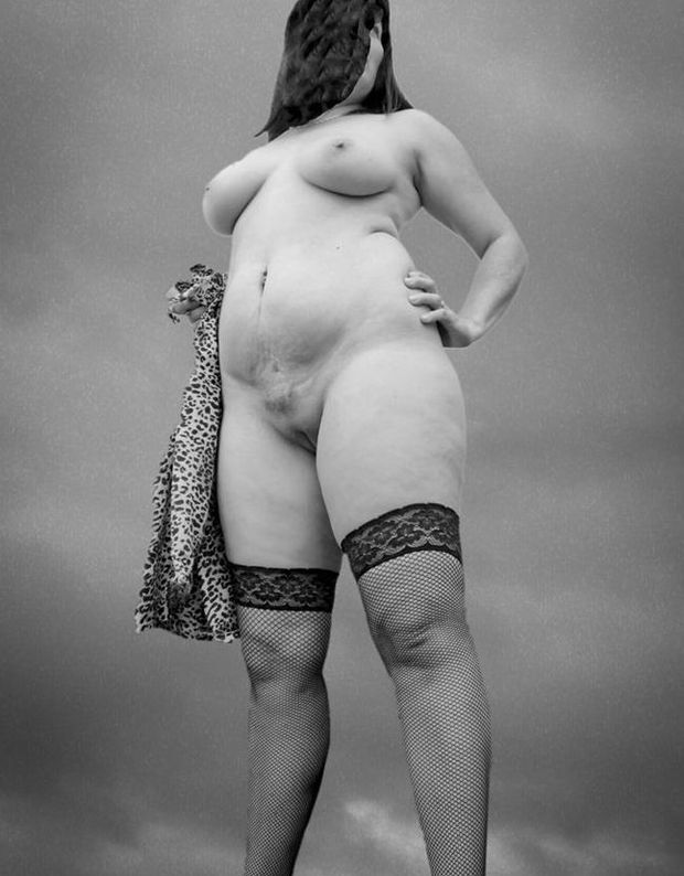 Gina Milf mature lady naked outdoors in stockings