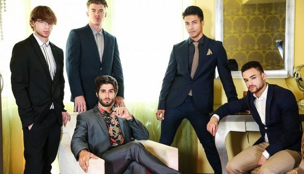 5 college guys get together for gay group sex action